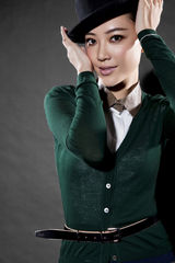 组图：应采儿拍大片玩双生 别出心裁展现互动趣味