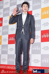 组图：刘在石UEE等韩众星亮相KBS演艺大奖红毯