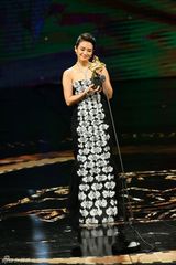 组图：章子怡凭《宗师》获影后拥抱王家卫