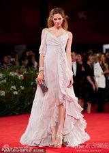 组图：安娜蕾-提普顿闪耀红毯 裸色纱裙飘逸轻盈