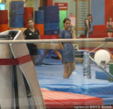 组图：苏瑞练体操玩高难度动作 凯蒂打电话业务繁忙