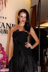 组图：汪圆圆斜肩礼服大方 Rosemary秀性感