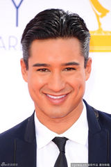 组图：艾美奖红毯 男主播马里奥-洛佩兹帅气亮相