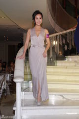 组图：大肚汤盈盈出席颁奖晚会 应届港姐三甲同场