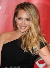 组图：希拉里-达芙金发碧眼甜美 手臂粗壮臃肿