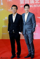 组图：北影节闭幕红毯 章子怡灿笑巩新亮夸张