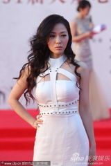 组图：张靓颖亮相百花红毯 白色长裙性感抢镜