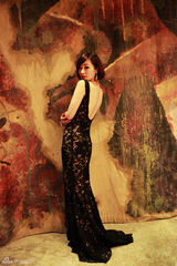 组图：方龄露背大片出炉秀古典气质