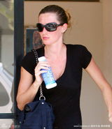 幻灯：吉赛尔-邦辰恢复身材 上围激增小腿纤细