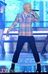 组图：首尔歌谣大赏 朴春甩掉鞋水晶露腹肌