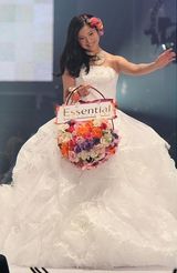 组图：徐若瑄婚纱现身东京时尚秀 比美佐佐木希