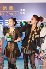 组图：Twins开唱庆出道十年 镇定处理现场意外