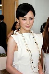 幻灯图：蒋勤勤亮相世博馆 白色洋装显优雅气质