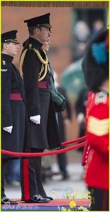 组图：凯特王妃怀孕见肚 亲自弯腰拔鞋跟