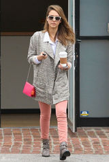 组图：杰西卡-阿尔芭街拍灰色大衣搭配粉裤