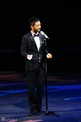 组图：华语传媒大奖 黄晓明黑超加面三次登台