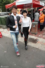 组图：李康宜拜神求票房 爱情长跑结婚顺其自然