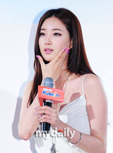 组图：韩女星金莎朗性感代言剃须刀 低胸白裙显风情