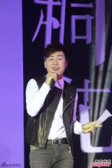 组图：阿娇亮相专辑发布会 与胡彦斌甜蜜对唱