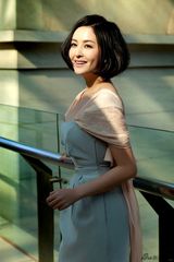 组图：戴娇倩最新光影写真 回眸一笑百媚生