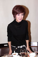 幻灯图：《女人最痛》杀青宴 米雪露面强忍悲伤