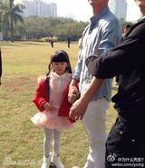 组图：电影《爸爸》曝花絮照 萌宝喂小动物有爱