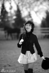 组图：刘园园黑白写真曝光 做恬静如水马术公主