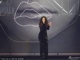 组图：洛德获国际女歌手奖 现场表演暗黑气质