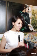 组图：梁咏琪出席品牌活动 与老公重游求婚地