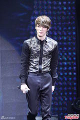 组图：金在中巡演台湾收官 宽肩窄腰细长腿