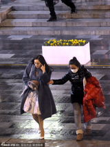 组图：杨幂踩高跟鞋拍戏 助理轮流搀扶防滑倒