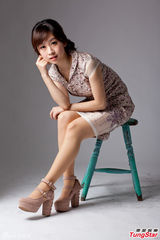 组图：吴丹妮淑女气质照曝光 手拿红包卖萌