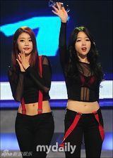 组图：韩女团舞台装尺度无下限 薄纱透视露底