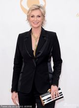 组图：《欢乐合唱团》简-林奇干练亮相艾美红毯