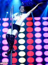 组图：60岁退休男干部挑战钢管舞 舞姿不输职业舞者