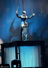 组图：李宇春北京开唱 歌迷高喊你好漂亮