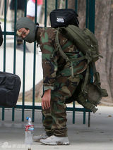 组图:朱莉养子马克多斯迷彩服配散弹枪帅气十足