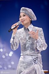 组图：凤飞飞特展桃园县开幕 曝光服装与专属麦克风