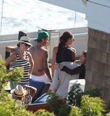 组图：贝克汉姆度假秀纹身 好好妈妈辣妹秀半球 