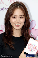 高清图：金泰熙参加某化妆品慈善义卖活动