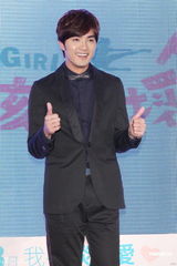 组图：Ella卖萌玩制服诱惑 贺军翔不逃避服役