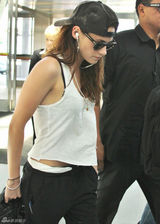 组图：斯图尔特戴棒球帽现身机场 装扮潇洒帅气