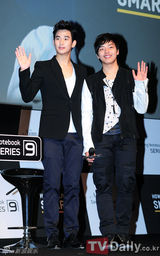 组图：金秀炫出席粉丝见面会展现亲和力