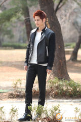 高清组图：《那年冬天》片场 金汎(金范)春光下夺目