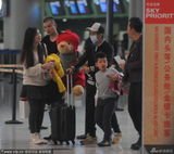 组图：石头获玩具机场狂奔流汗 郭涛贴心护子