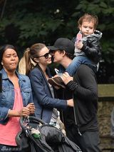 组图：奥兰多布鲁姆抱子出街 小宝贝专心舔棒冰