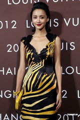 组图：范冰冰野猫造型出席活动 巩俐黑裙保守