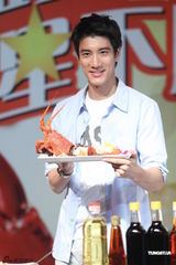 王力宏不介意多当伴郎 微博戏言与龙虾比2(图)