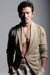 组图：唐文龙拍摄新写真 身形健美大秀熟男风范