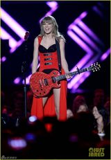 组图：泰勒爆乳红披风献唱 镶钻礼服风骚秀美背